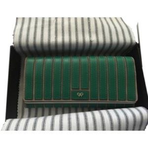 Tory and Anya wallets trade for Tory clutch day